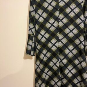 Cute, Cozy n' Stylish JH plaid multiclored knee length dress!